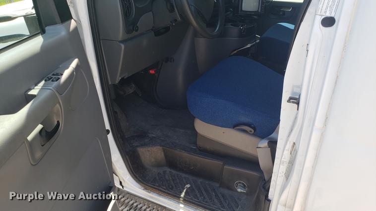 image for item EN9989 2008 Ford E350 Super Duty shuttle bus