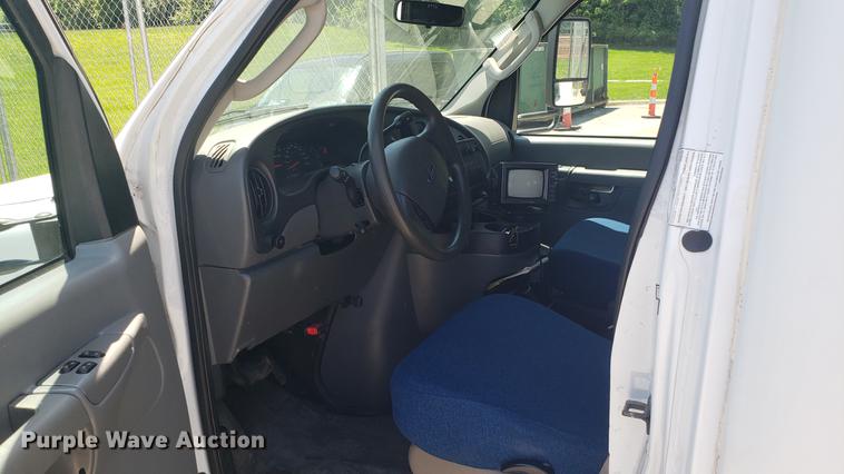 image for item EN9989 2008 Ford E350 Super Duty shuttle bus