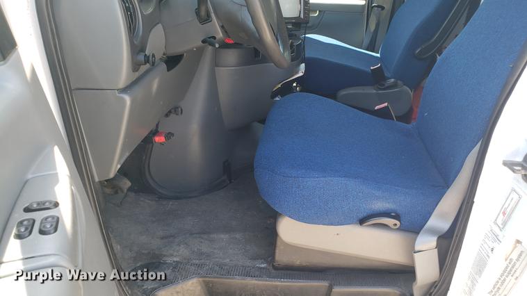 image for item EN9989 2008 Ford E350 Super Duty shuttle bus