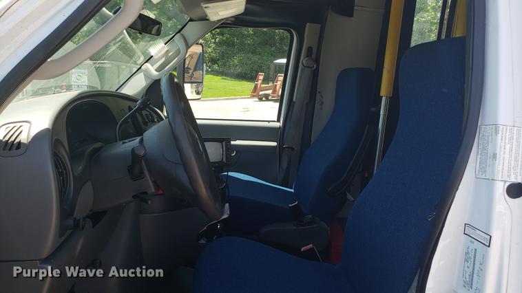 image for item EN9989 2008 Ford E350 Super Duty shuttle bus