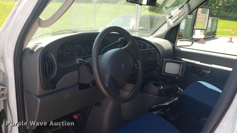 image for item EN9989 2008 Ford E350 Super Duty shuttle bus