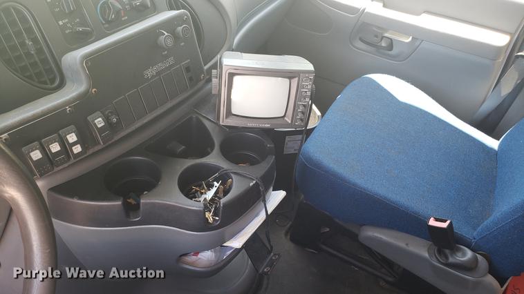 image for item EN9989 2008 Ford E350 Super Duty shuttle bus