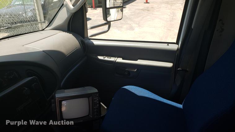 image for item EN9989 2008 Ford E350 Super Duty shuttle bus