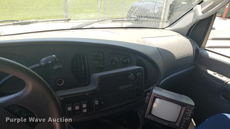 image for item EN9989 2008 Ford E350 Super Duty shuttle bus