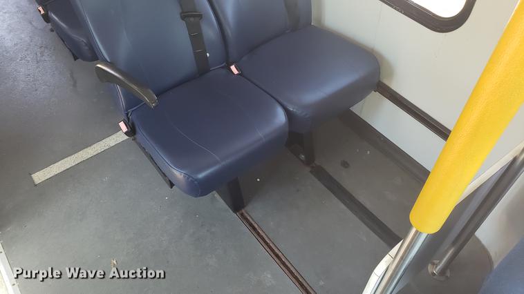 image for item EN9989 2008 Ford E350 Super Duty shuttle bus