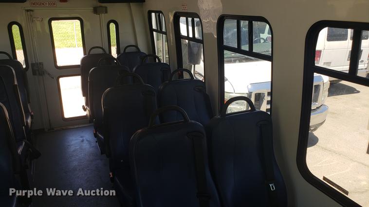 image for item EN9989 2008 Ford E350 Super Duty shuttle bus