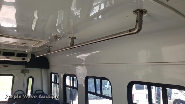 image for item EN9989 2008 Ford E350 Super Duty shuttle bus