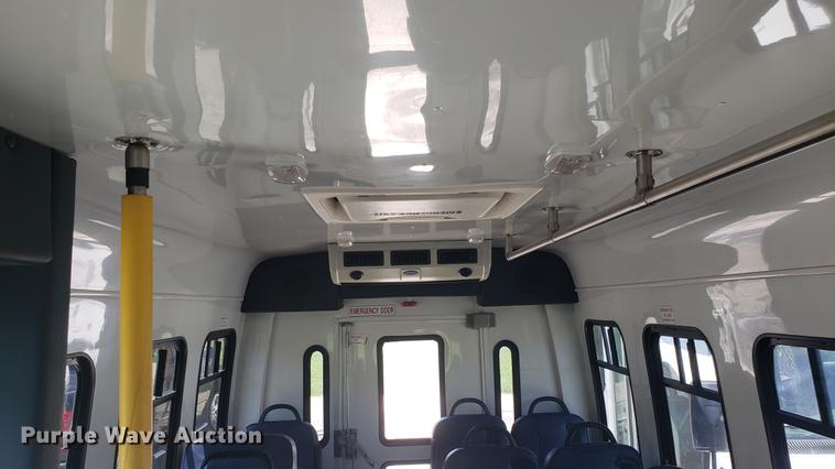 image for item EN9989 2008 Ford E350 Super Duty shuttle bus