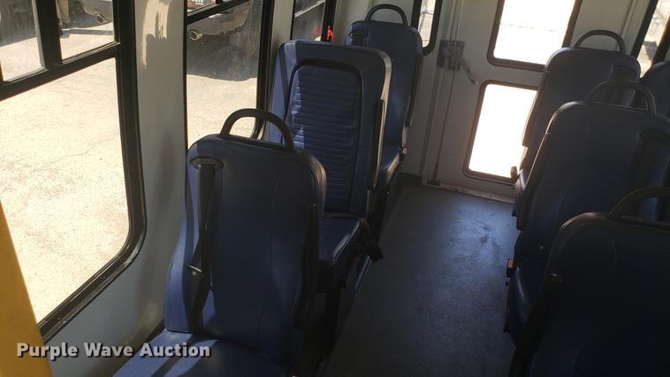 image for item EN9989 2008 Ford E350 Super Duty shuttle bus