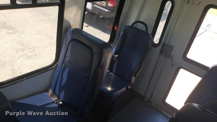 image for item EN9989 2008 Ford E350 Super Duty shuttle bus