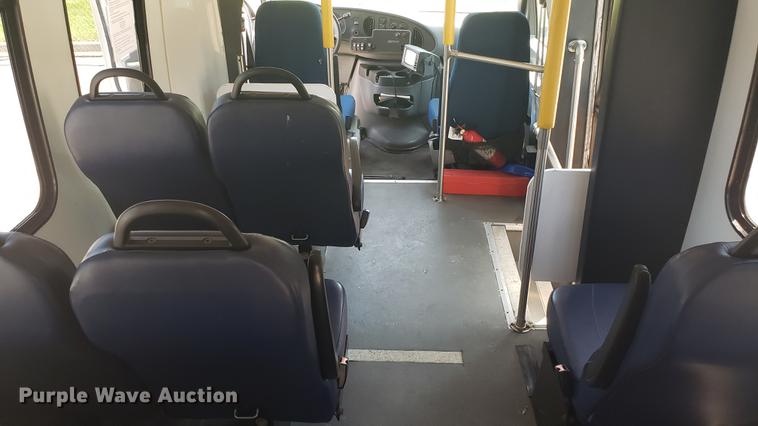 image for item EN9989 2008 Ford E350 Super Duty shuttle bus