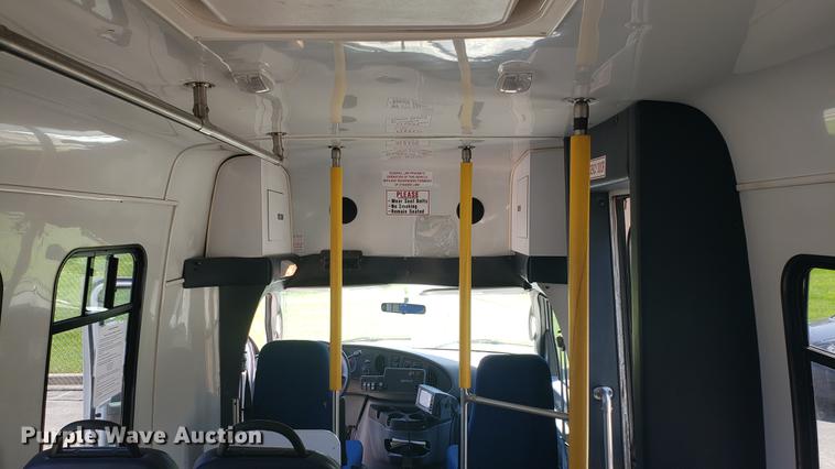image for item EN9989 2008 Ford E350 Super Duty shuttle bus