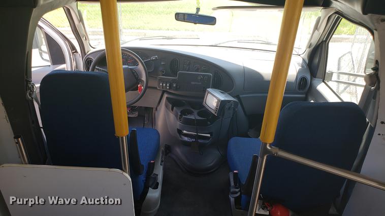 image for item EN9989 2008 Ford E350 Super Duty shuttle bus