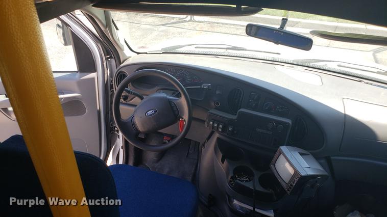 image for item EN9989 2008 Ford E350 Super Duty shuttle bus