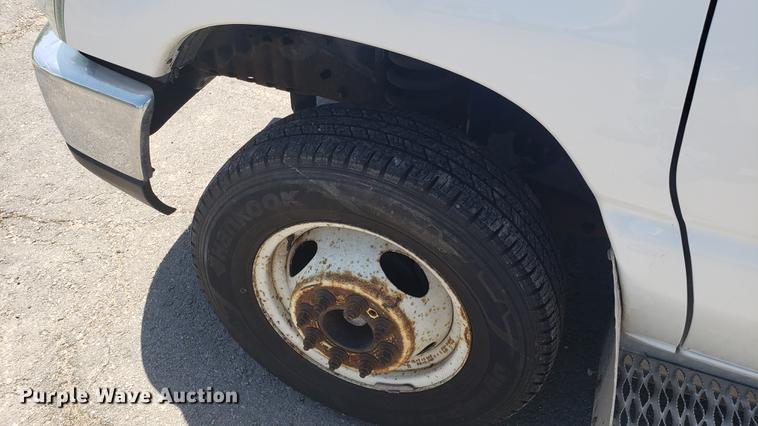 image for item EN9989 2008 Ford E350 Super Duty shuttle bus