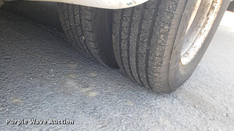 image for item EN9989 2008 Ford E350 Super Duty shuttle bus