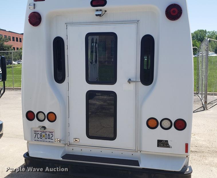 image for item EN9989 2008 Ford E350 Super Duty shuttle bus