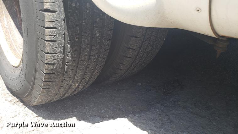 image for item EN9989 2008 Ford E350 Super Duty shuttle bus