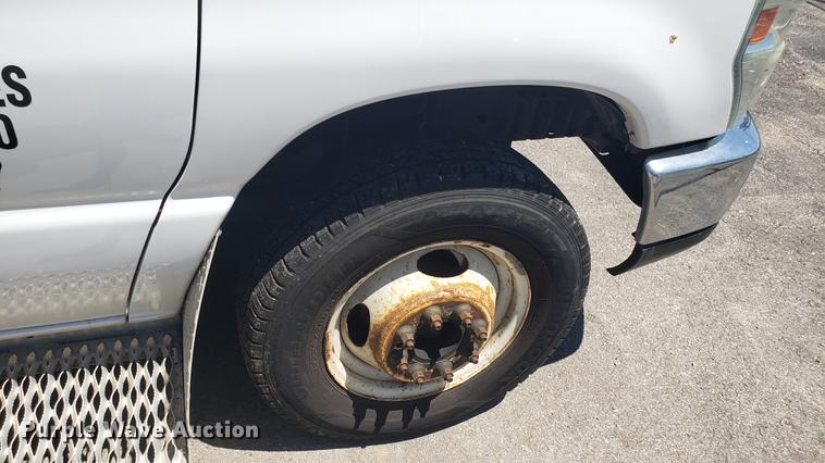 image for item EN9989 2008 Ford E350 Super Duty shuttle bus