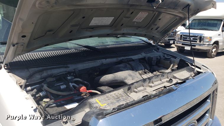 image for item EN9989 2008 Ford E350 Super Duty shuttle bus