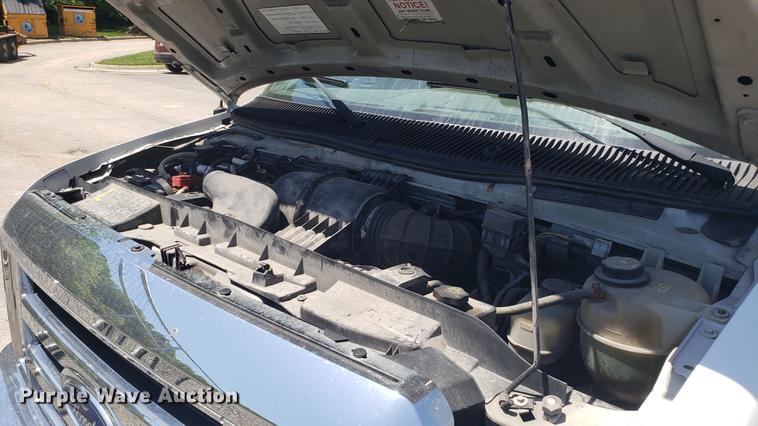 image for item EN9989 2008 Ford E350 Super Duty shuttle bus