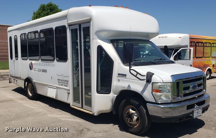 image for item EN9990 2008 Ford E450 Econoline shuttle bus