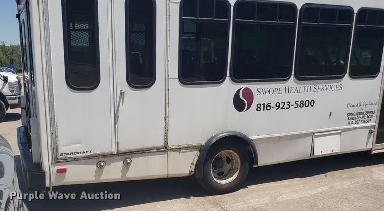 image for item EN9990 2008 Ford E450 Econoline shuttle bus