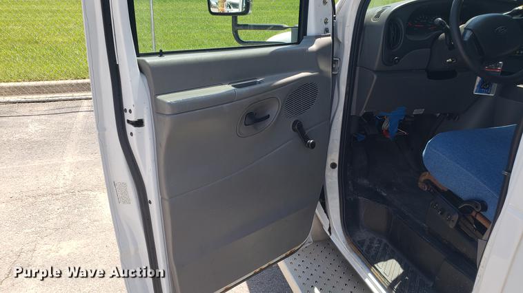image for item EN9990 2008 Ford E450 Econoline shuttle bus