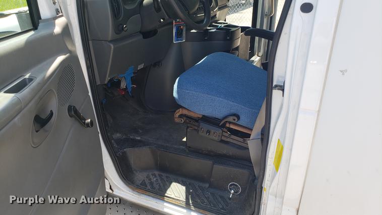 image for item EN9990 2008 Ford E450 Econoline shuttle bus