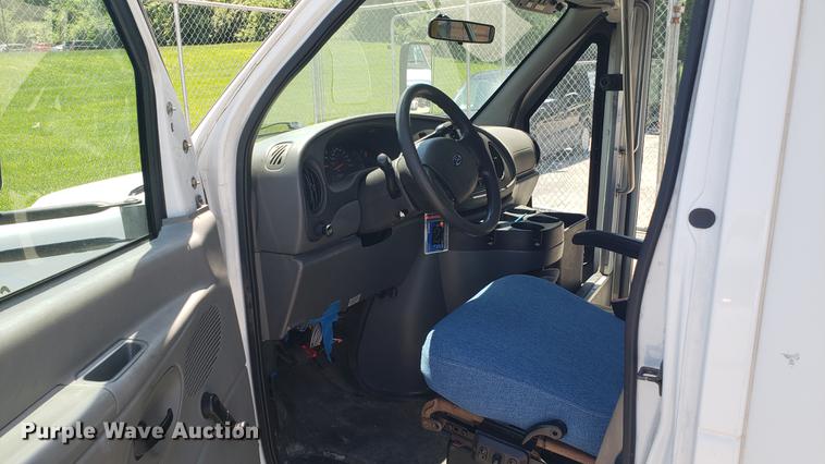 image for item EN9990 2008 Ford E450 Econoline shuttle bus