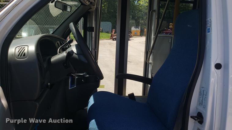 image for item EN9990 2008 Ford E450 Econoline shuttle bus