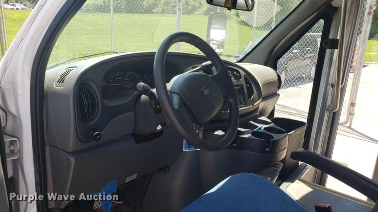 image for item EN9990 2008 Ford E450 Econoline shuttle bus