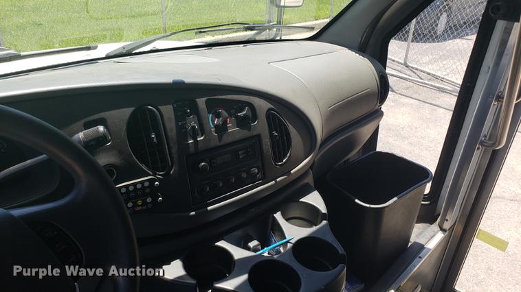 image for item EN9990 2008 Ford E450 Econoline shuttle bus