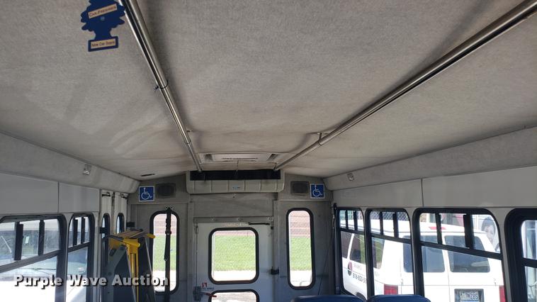 image for item EN9990 2008 Ford E450 Econoline shuttle bus