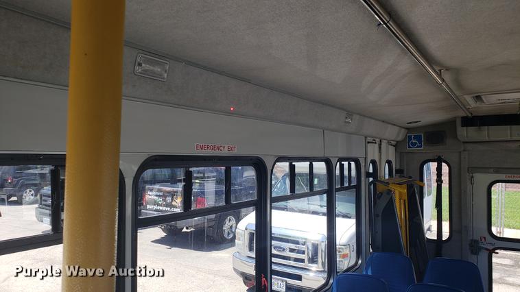 image for item EN9990 2008 Ford E450 Econoline shuttle bus