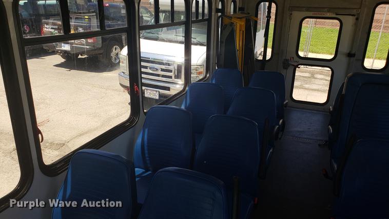 image for item EN9990 2008 Ford E450 Econoline shuttle bus