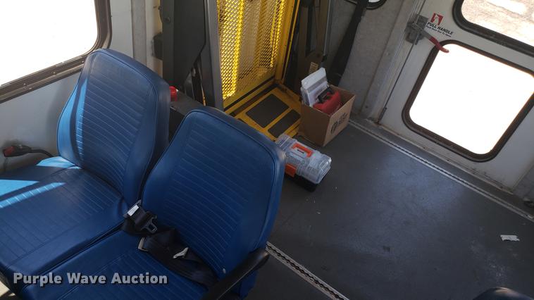 image for item EN9990 2008 Ford E450 Econoline shuttle bus