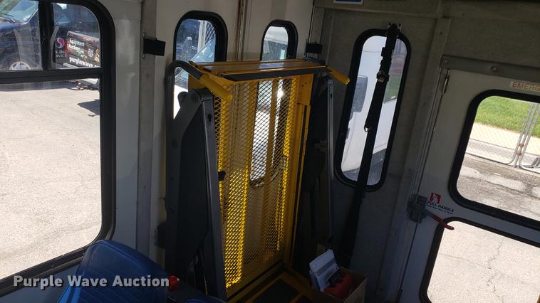 image for item EN9990 2008 Ford E450 Econoline shuttle bus