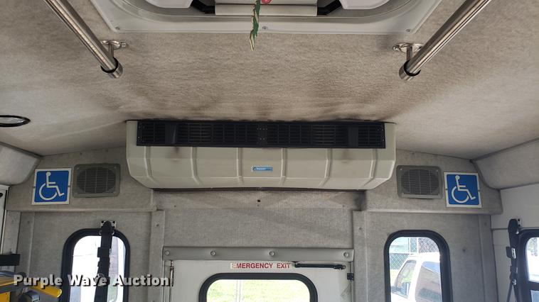 image for item EN9990 2008 Ford E450 Econoline shuttle bus