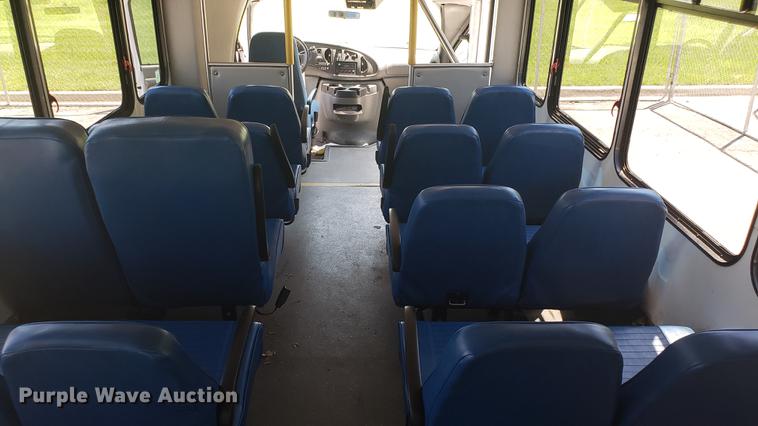 image for item EN9990 2008 Ford E450 Econoline shuttle bus