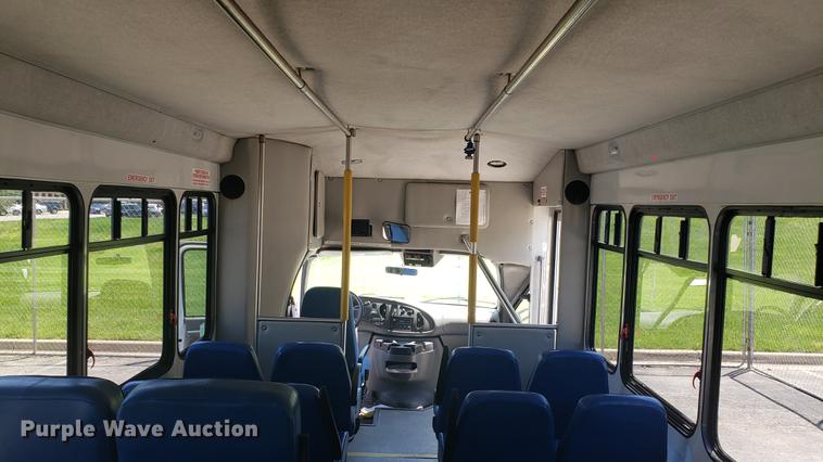 image for item EN9990 2008 Ford E450 Econoline shuttle bus