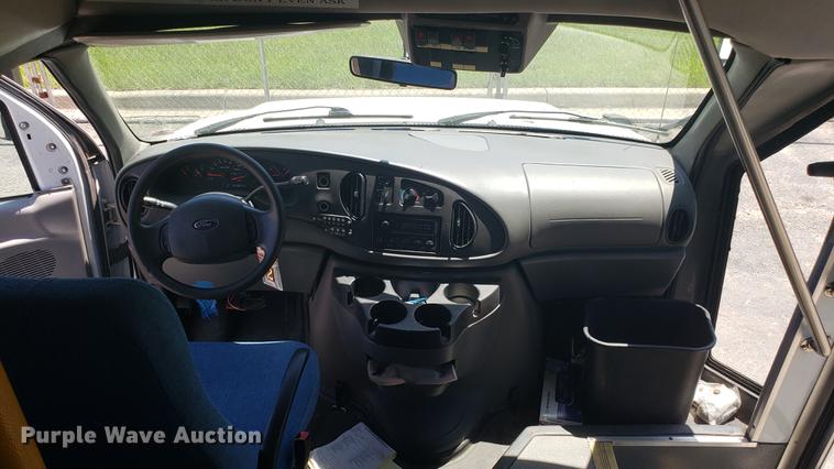 image for item EN9990 2008 Ford E450 Econoline shuttle bus