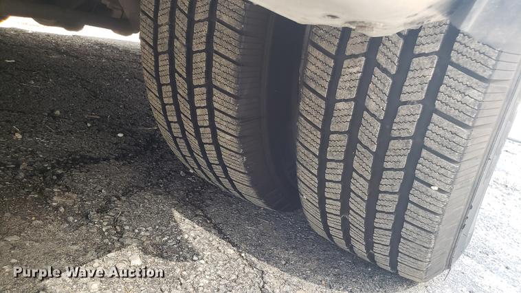 image for item EN9990 2008 Ford E450 Econoline shuttle bus