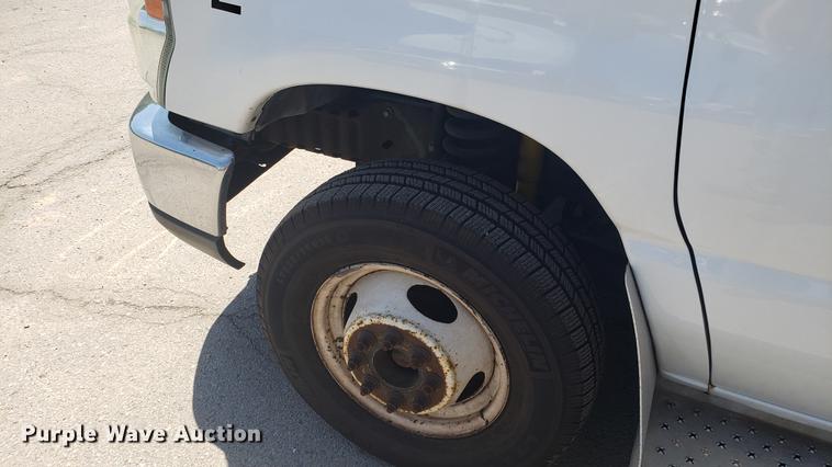 image for item EN9990 2008 Ford E450 Econoline shuttle bus