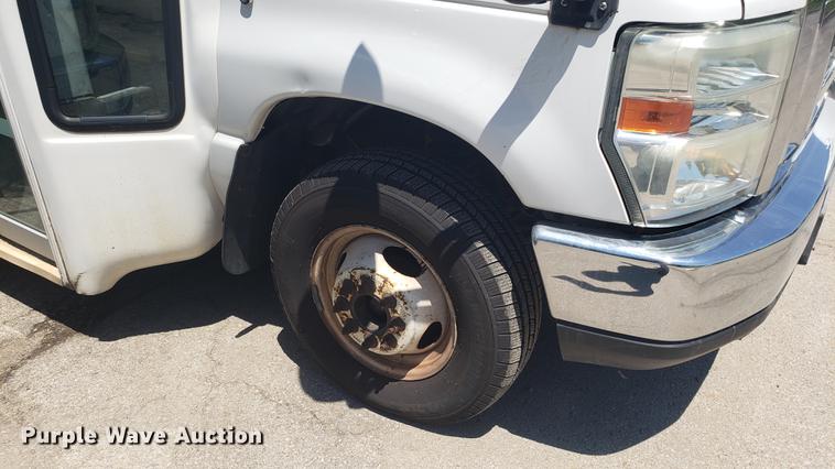 image for item EN9990 2008 Ford E450 Econoline shuttle bus