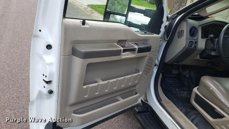 image for item EN9993 2008 Ford F350 Super Duty SuperCab flatbed pickup truck