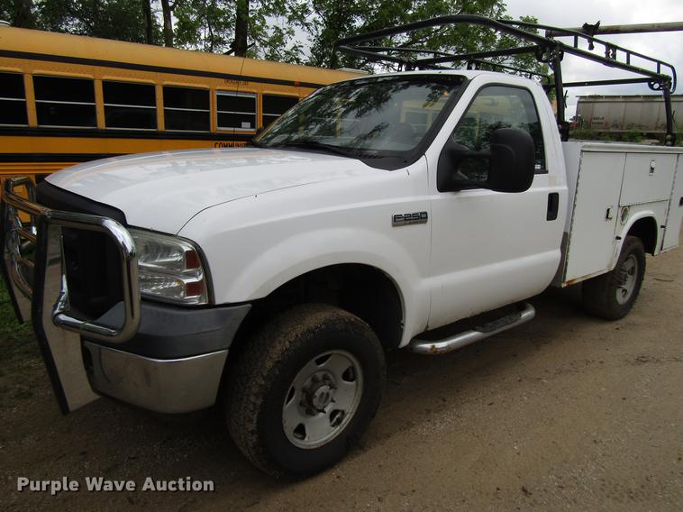 image for item EU9659 2006 Ford F250 Super Duty utility bed pickup truck
