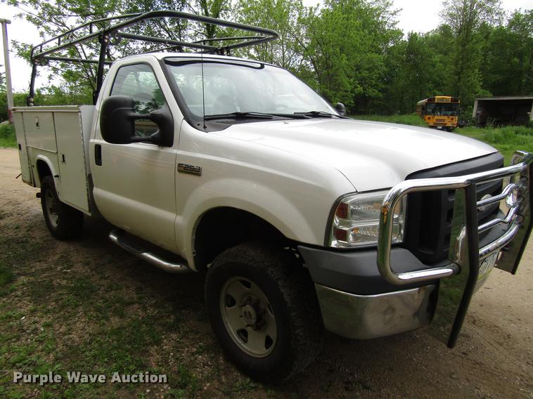 image for item EU9659 2006 Ford F250 Super Duty utility bed pickup truck