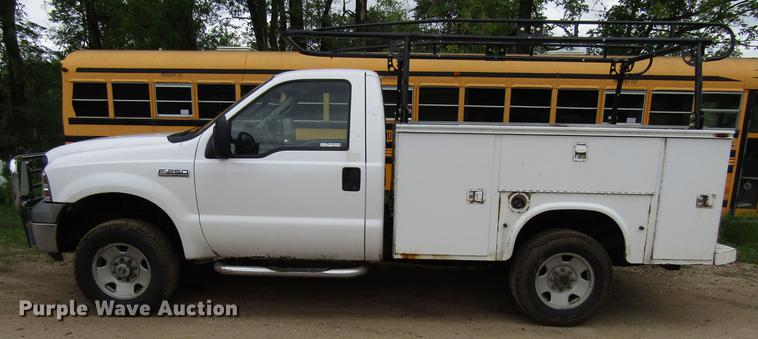 image for item EU9659 2006 Ford F250 Super Duty utility bed pickup truck
