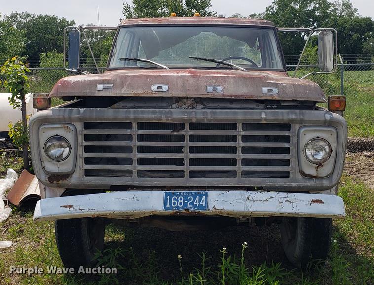 image for item EU9751 1979 Ford F700 truck cab and chassis
